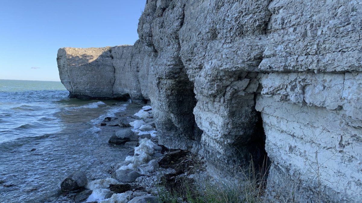 Rare phenomenon covers Steep Rock, Man. waterfront with icy orbs - Winnipeg